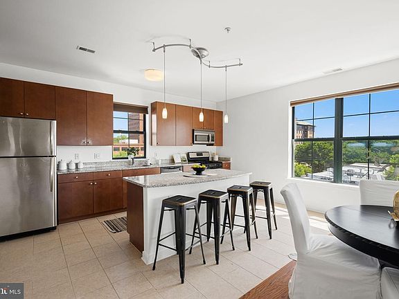 4th image of 3201 Saint Paul St Unit 424