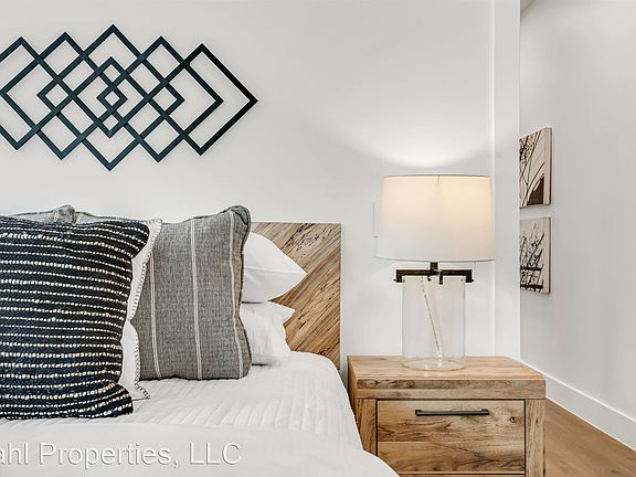 2nd image of 3006-3008 W Estrella St #2