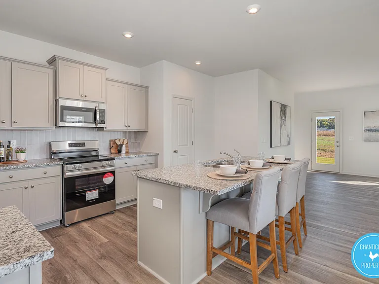 6748 Hardwick Ln — Photo 4