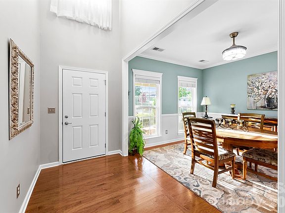 5th image of 709 Heddington Ct