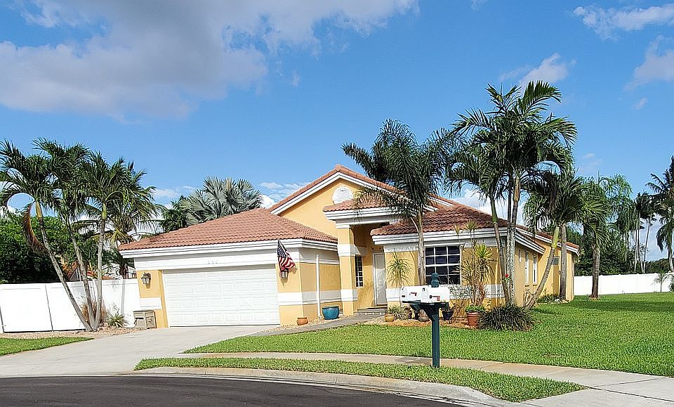 1st image of 925 NW 202nd Ter
