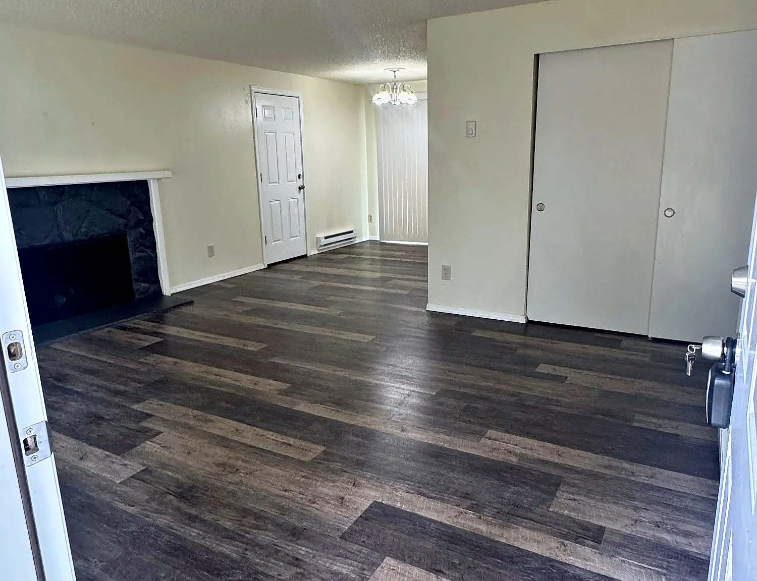 3 bed, 888 sqft, $2,450 — Photo 3