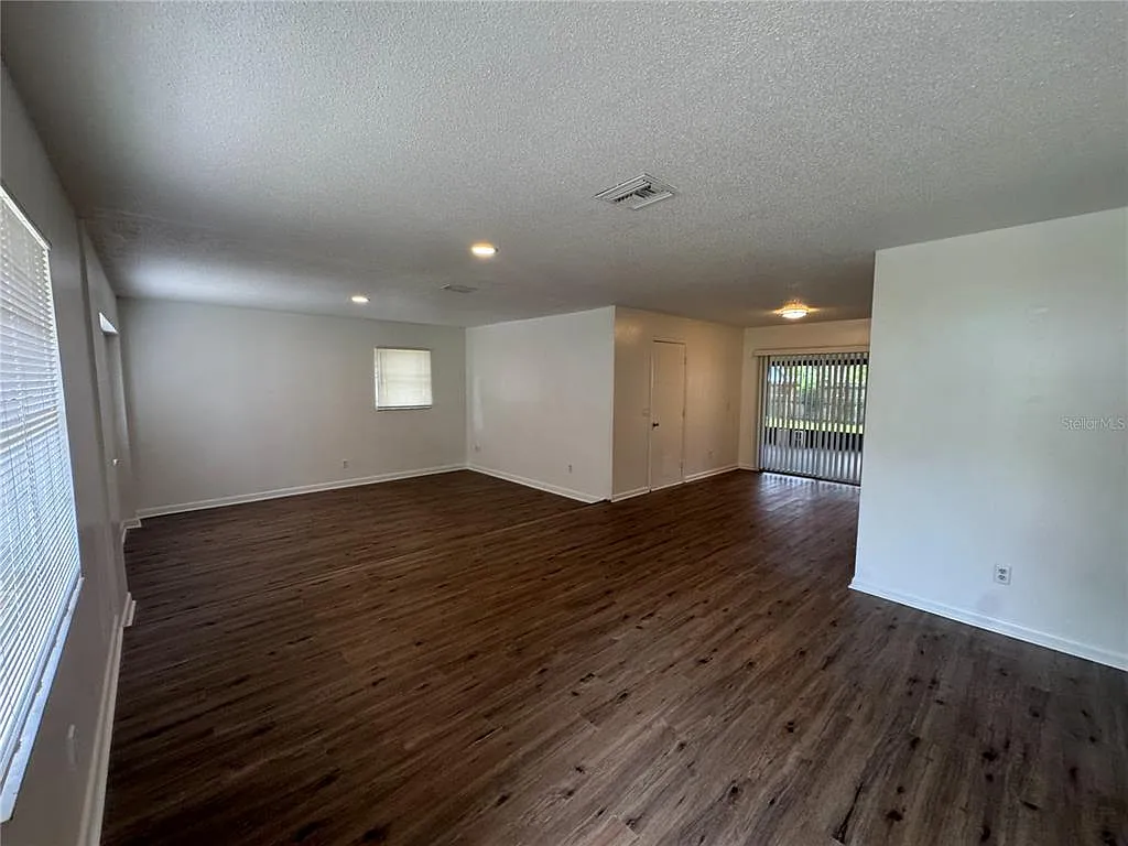 3 bed, 2.0 bath, 1377 sqft, $1,500 — Photo 3
