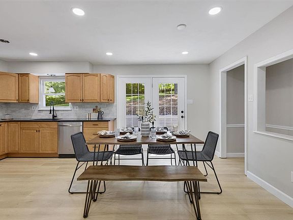 5th image of 726 Camelot Estates Dr