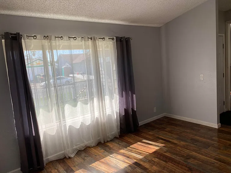 1014 Prairie Dr — Photo 2