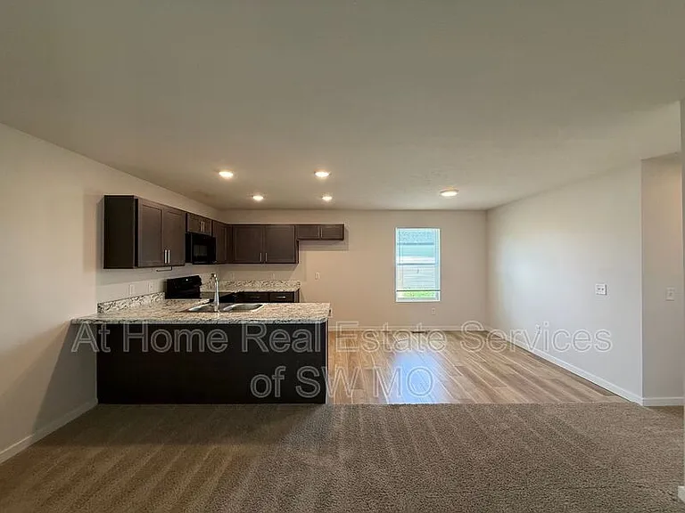 415 W Oak Lawn St — Photo 3
