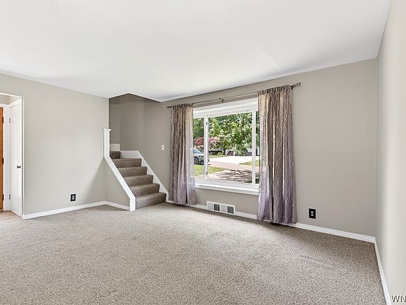 4th image of 2662 Greenfield Ave