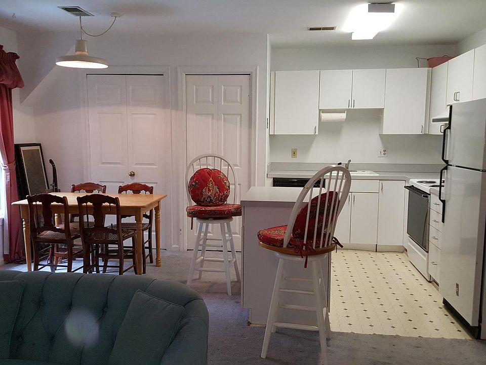 2nd image of 300 Great Falls St
