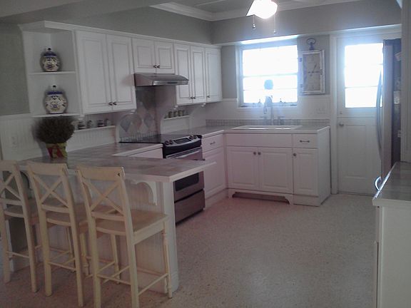 5th image of 735 Hibiscus Ln