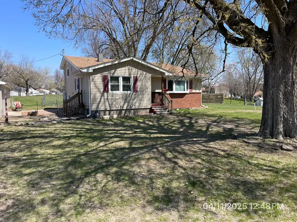 350 21st Pl, Clinton, IA 52732