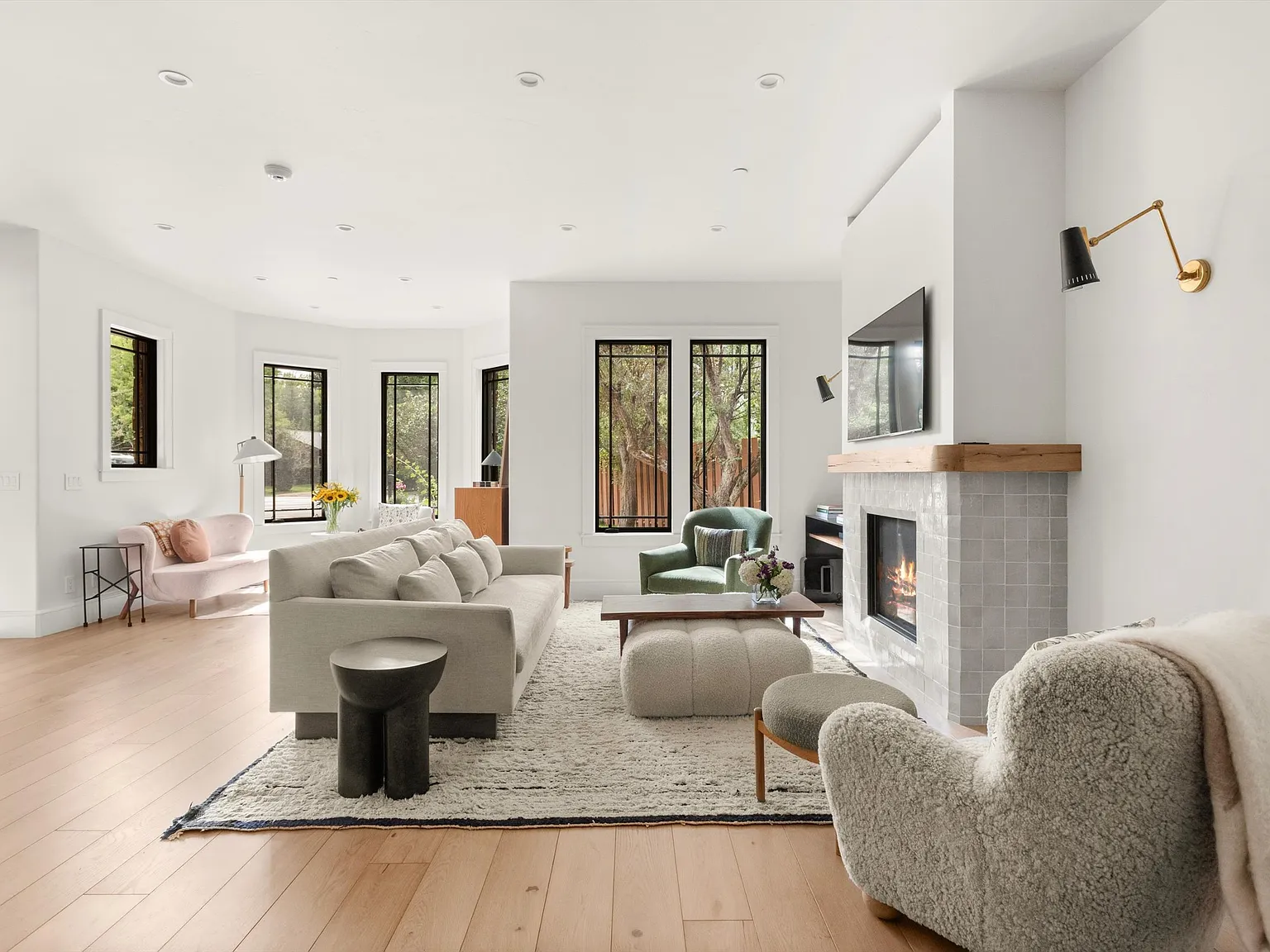 4 bed, 4.5 bath, 4018 sqft, $50,000 — Photo 3