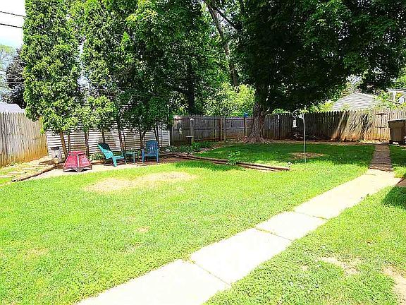 3rd image of 1403 Eastbrook Dr
