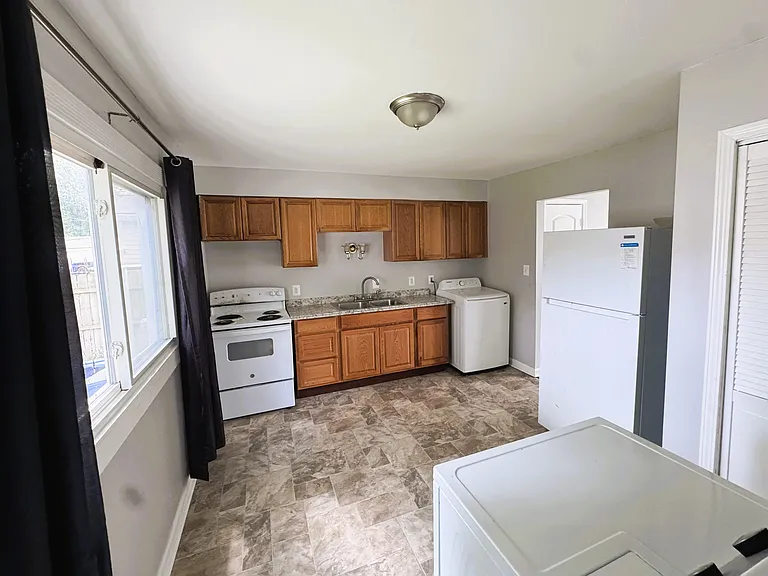 24644 Lauren Ave — Photo 4