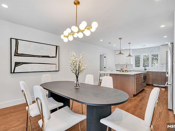 5th image of 368 Knickerbocker Rd