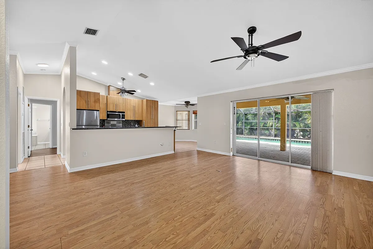 Building Photo - 6890 Circle Dr