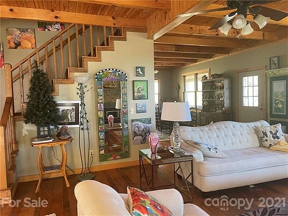 3rd image of 698 Roan Dr