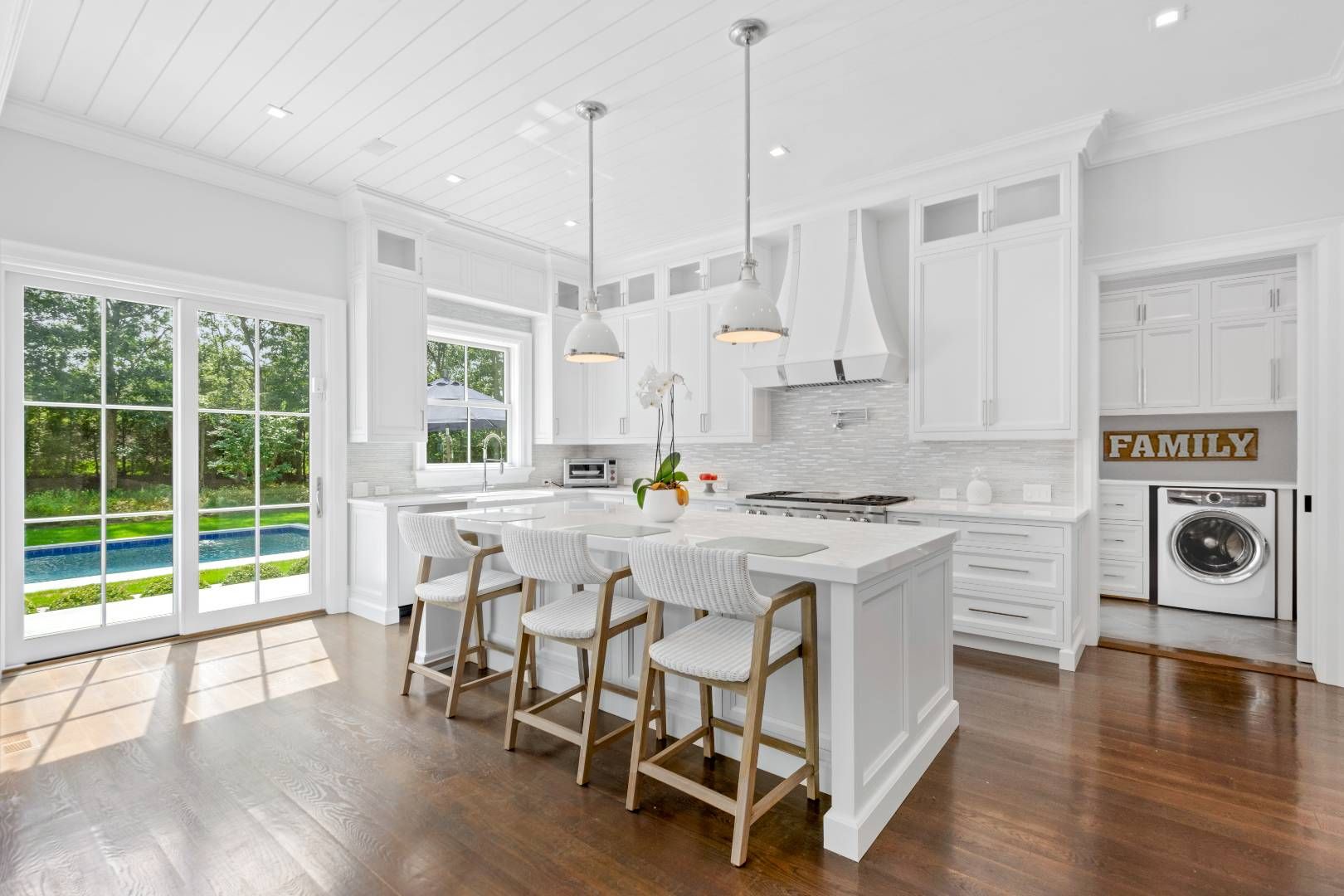  Eat-in Kitchen
