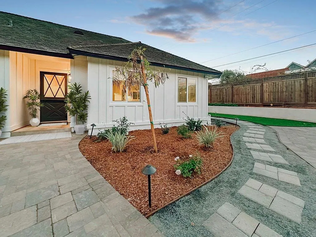 3 bed, 950 sqft, $5,195 — Photo 2