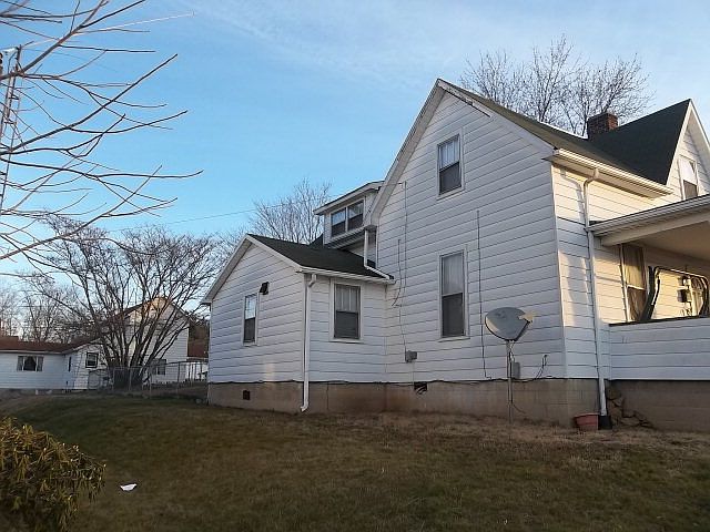 2nd image of 423 E 4th St