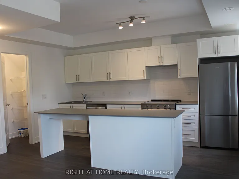 1075 Douglas McCurdy Cmn #249 — Photo 3
