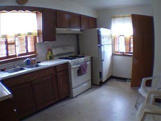 4th image of 5527 Northcote Ave