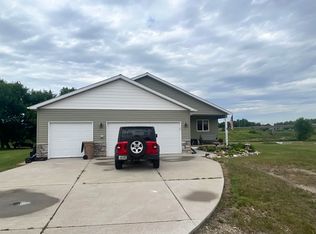 1716 Rivers Edge Dr SE, Minot, ND 58701