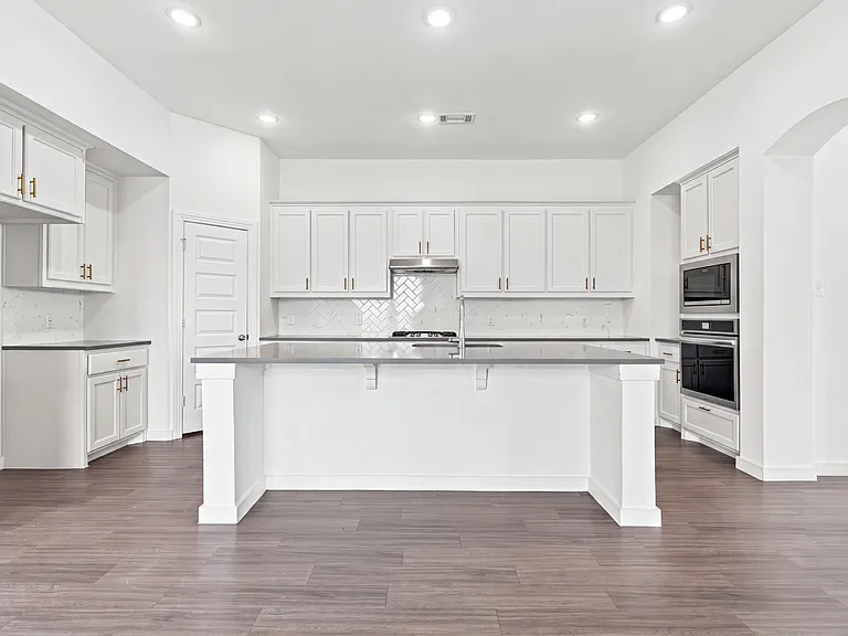 2408 Doncaster Dr — Photo 13
