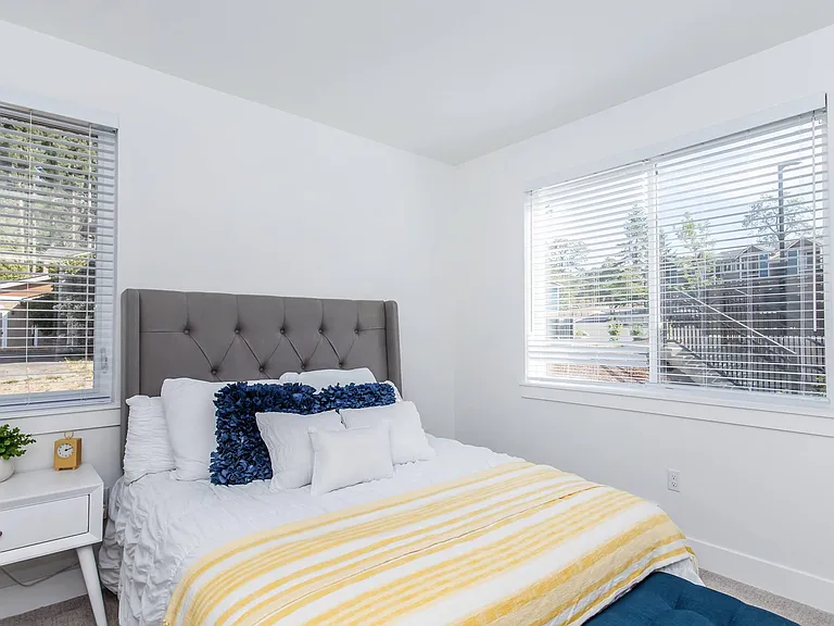 Lakeview Apartments — Photo 8
