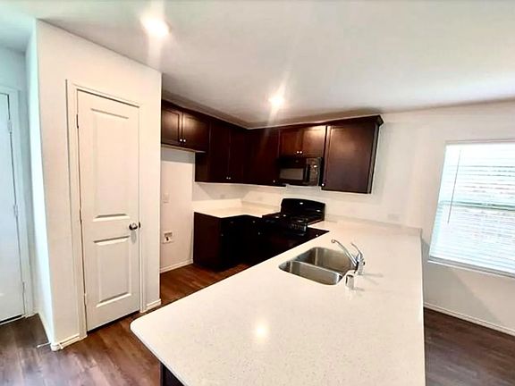 4th image of 1112 Wildflower St