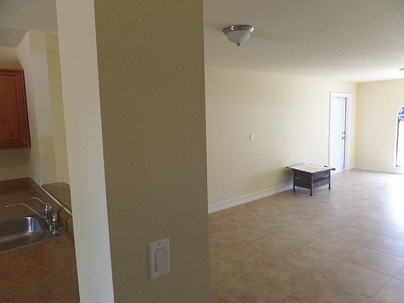5th image of 615 Oak St APT B