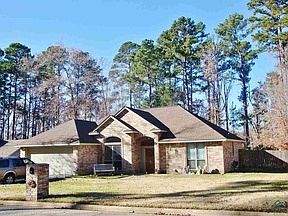 1st image of 915 Pinecove St