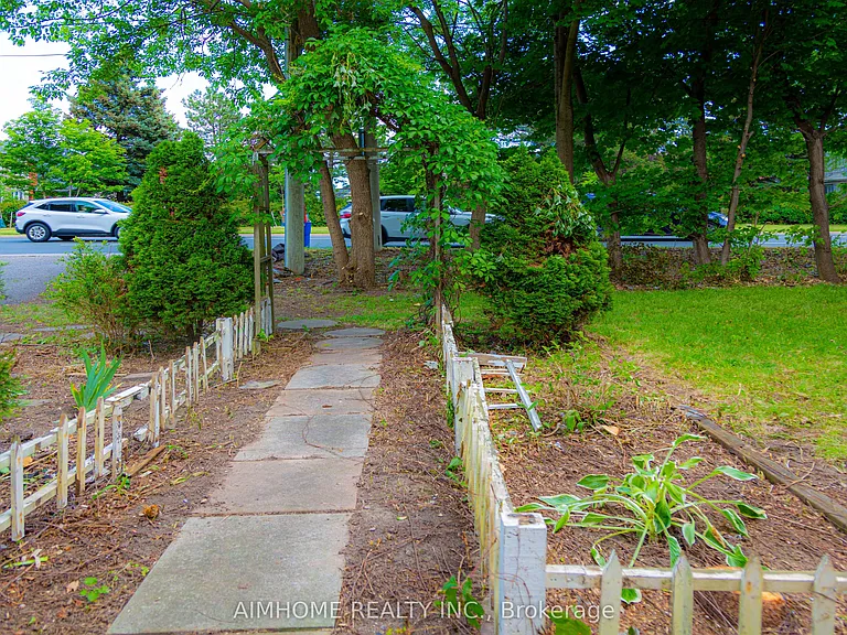 9890 Bayview Ave — Photo 19