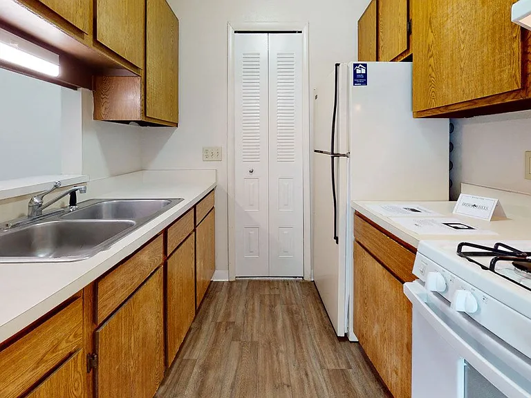 Irish Hills Apartments — Photo 23