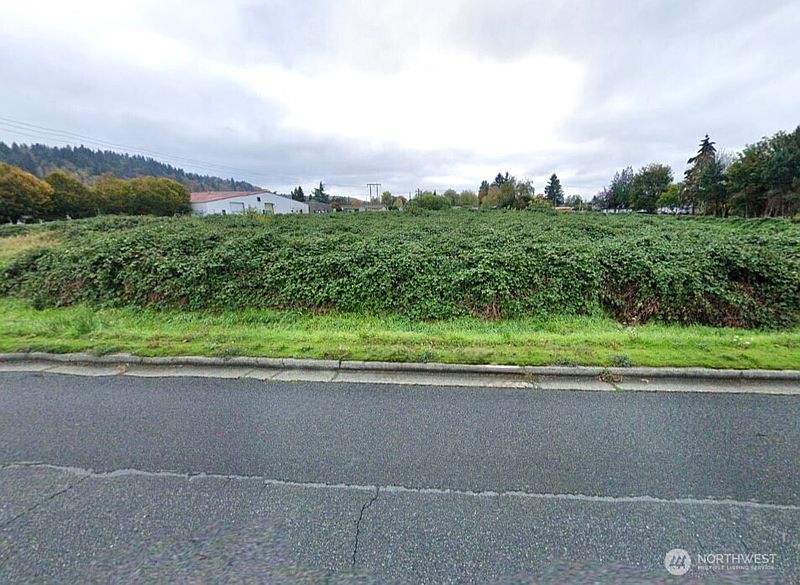 5th image of 415 Tacoma Boulevard