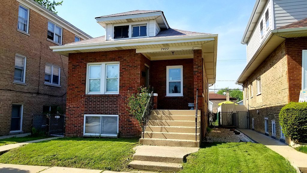 7422 W Addison St - Property Image