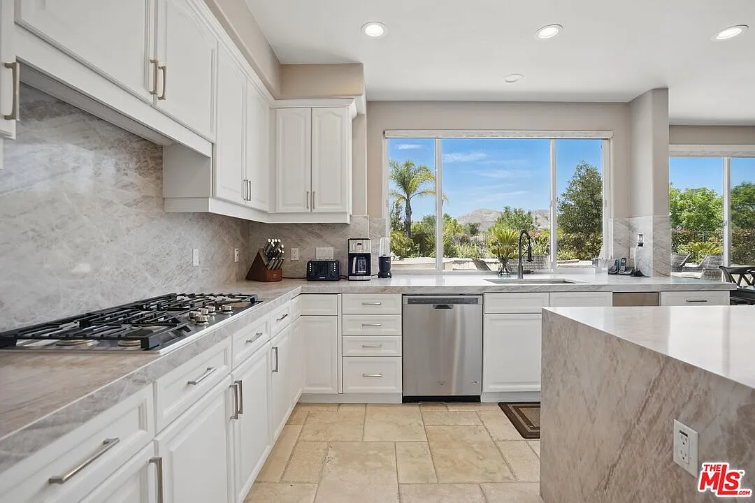 5 bed, 4.5 bath, 3795 sqft, $12,500 — Photo 4