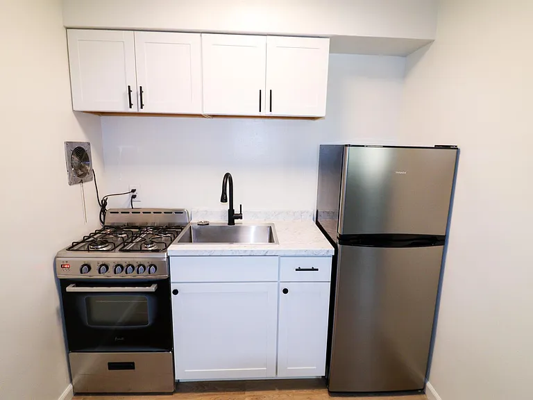 1818 Sutton Avenue — Photo 2