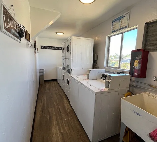 Altadena Manor Apartments — Photo 13