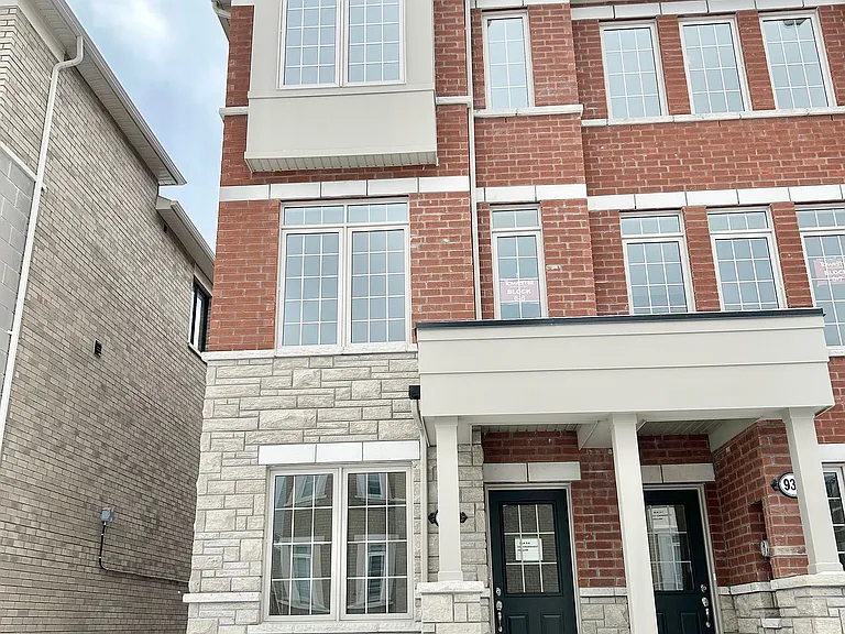 939 Crowsnest Holw — Photo 1