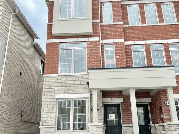 939 Crowsnest Holw, Pickering, ON L1X 0P4