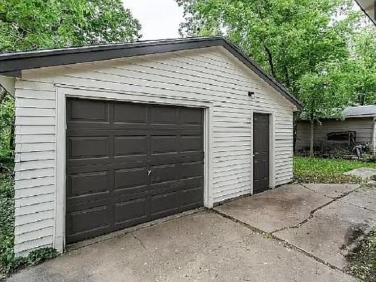 305 S Green St — Photo 22
