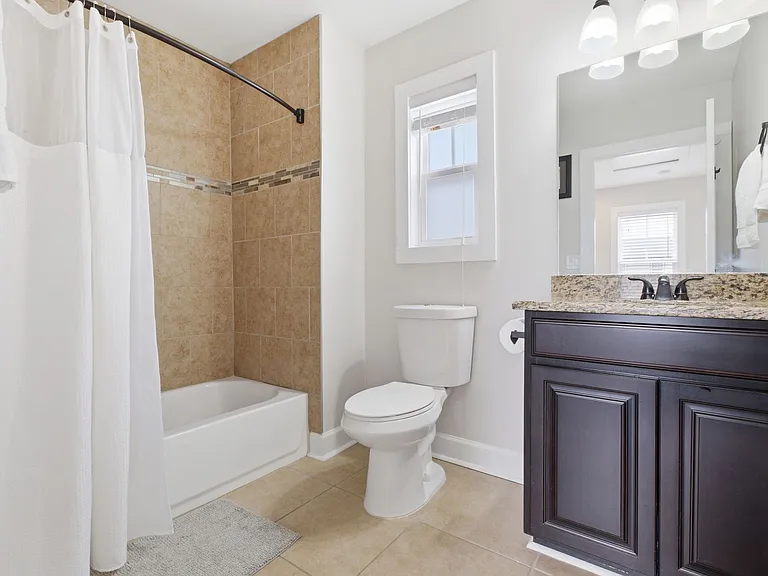 2140 Burns St — Photo 23