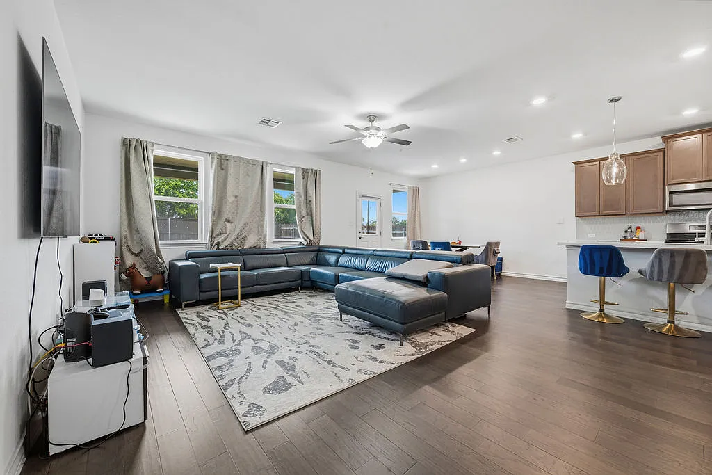 5 bed, 2950 sqft, $2,695 — Photo 4