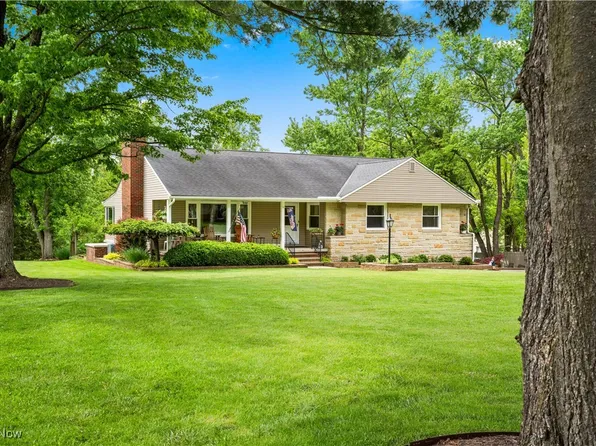 17912 S Meadowpark Dr, Walton Hills, OH 44146