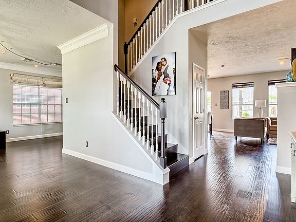 3rd image of 2814 Park Springs Ln