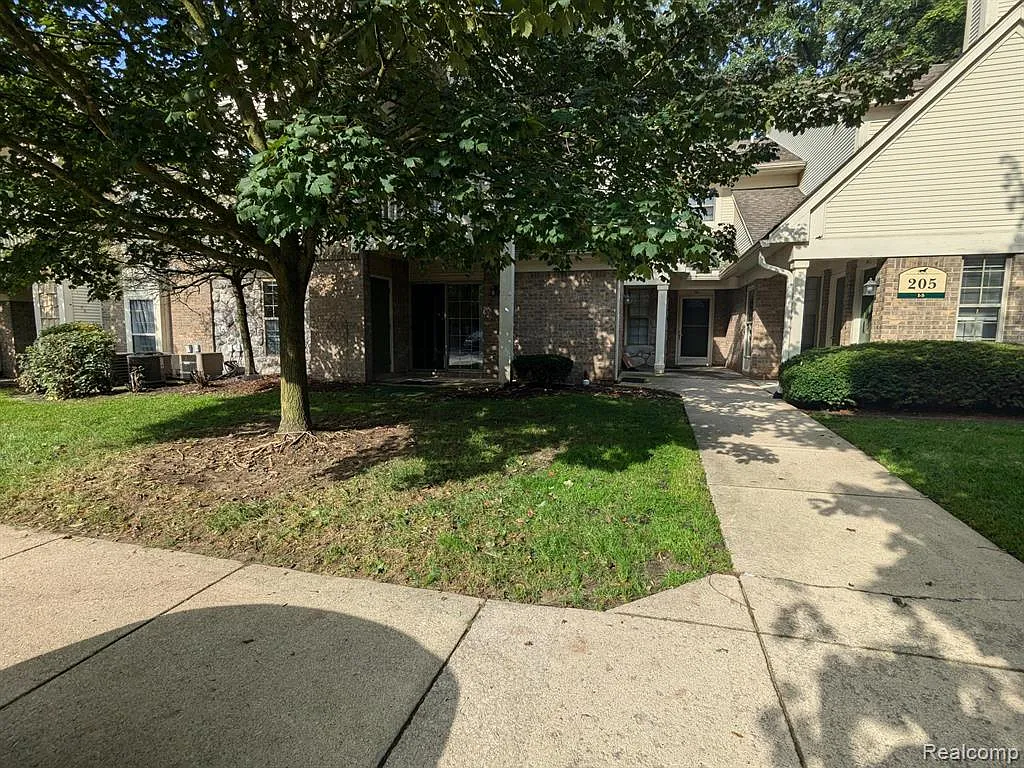 1 bed, 1.0 bath, 716 sqft, $1,295 — Photo 1