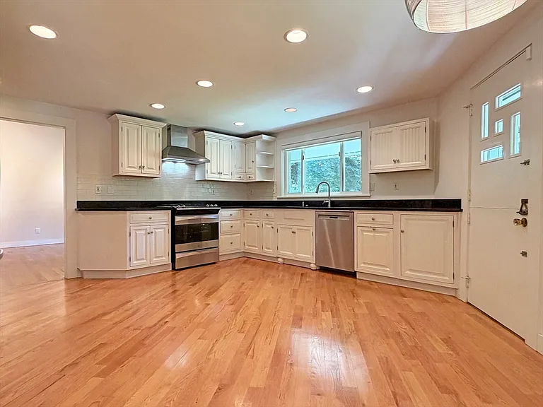 37 Stephen Pl — Photo 14