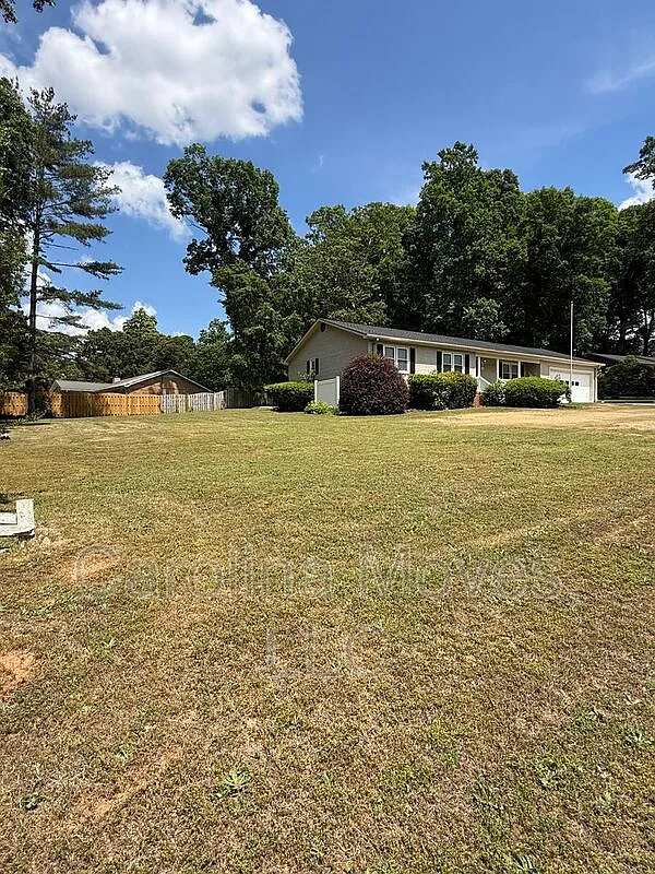 3 bed, 2.0 bath, 1575 sqft, $1,949 — Photo 3