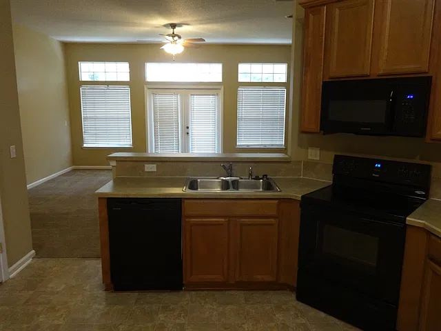 4 bed, 2.0 bath, 2160 sqft, $2,280 — Photo 3