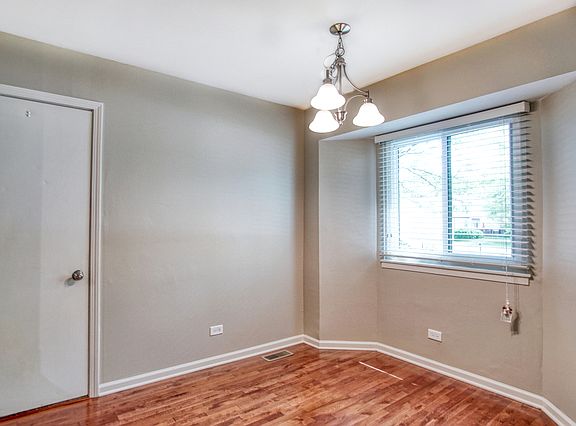 3rd image of 7S428 Creek Dr